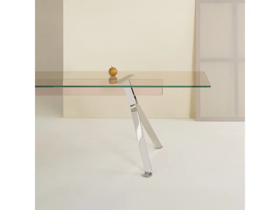 Tavolo Mari Cristal con top in cristallo e base composta da due cavalletti in acciaio inox di Glas Italia