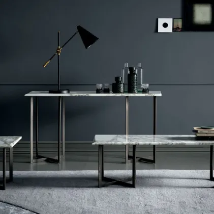 Tavolino Blunt con top in marmo e base in metallo di Bodema