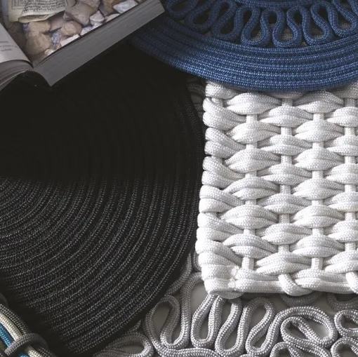 Tappeto Cayman realizzato a mano con diverse lavorazioni in corda nautica di Besana Moquette