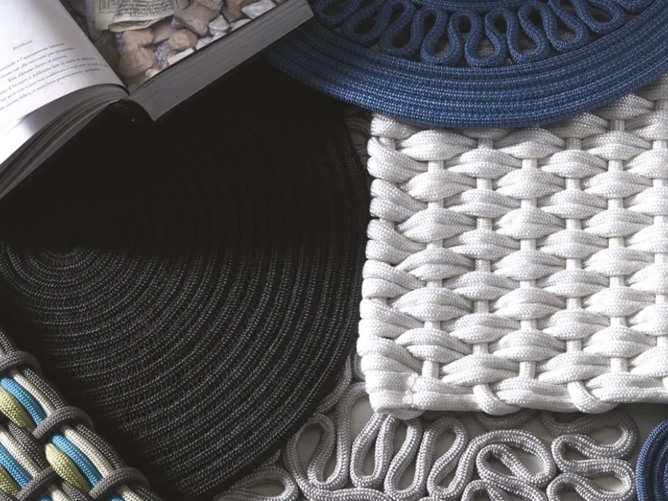 Tappeto Cayman realizzato a mano con diverse lavorazioni in corda nautica di Besana Moquette