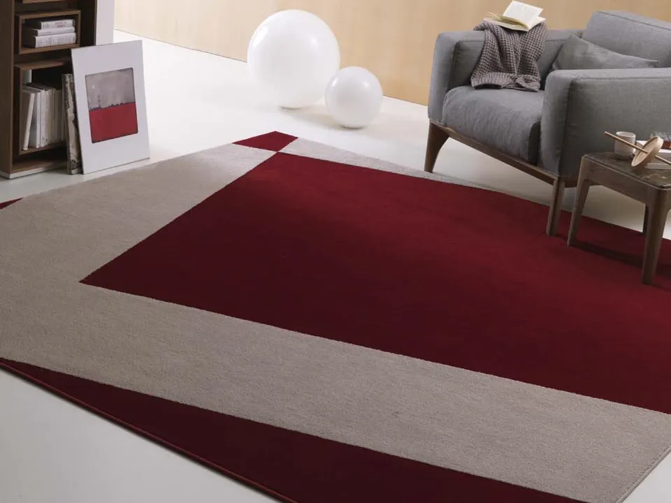 Tappeto con incroci obliqui rosso e beige Chelsea di Besana Moquette