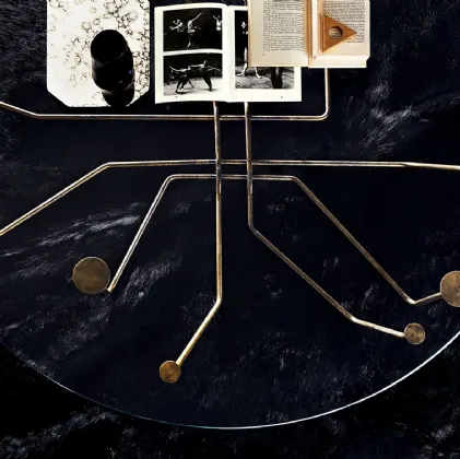 Tavolino Connection in cristallo extralight con struttura in ottone brunito a mano di Gallotti&Radice