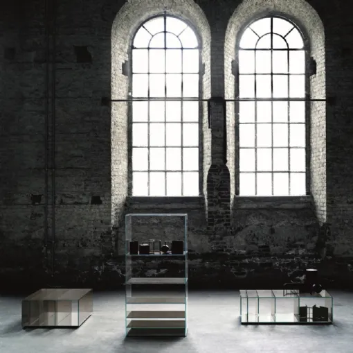 Tavolini Deep Sea con libreria/contenitore in cristallo trasparente colorato nei toni del grigio di Glas Italia