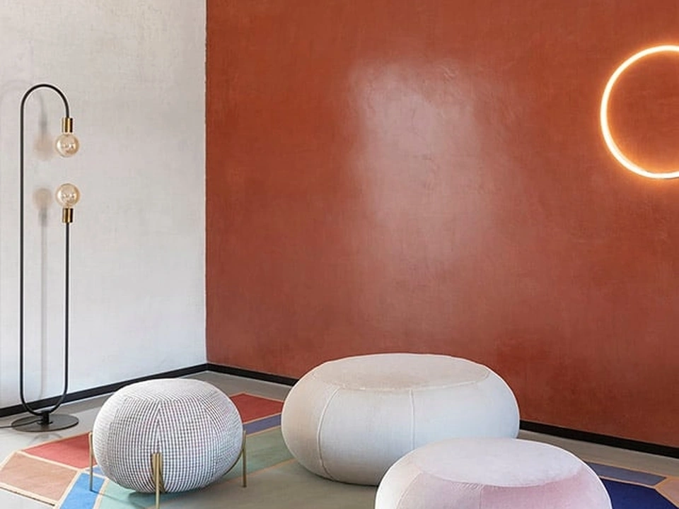 Pouf tondo in tessuto imbottito con base in metallo Geo di Saba
