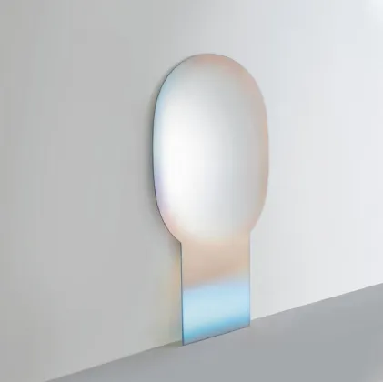 Specchio Shimmer con sfumatura digradante e finitura multicromatica cangiante di Glas Italia