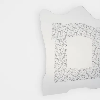 Specchio Spizzo con inserto in pizzo specchiante di Glas Italia