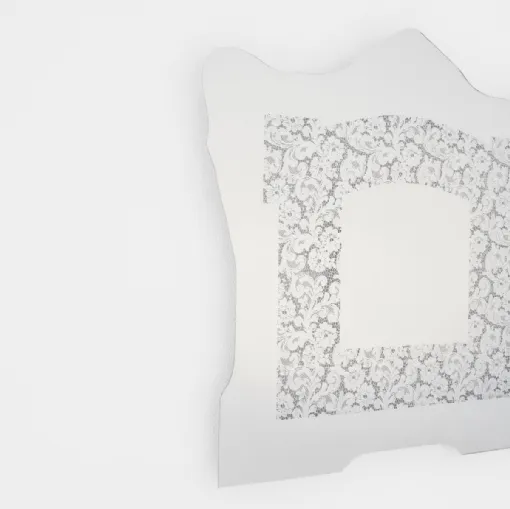 Specchio Spizzo con inserto in pizzo specchiante di Glas Italia