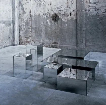 Tavolini Illusion a forma di parallelepipedo con piano con finitura a specchio e fianchi a specchio sfumato digradante realizzati in cristallo extralight di Glas Italia