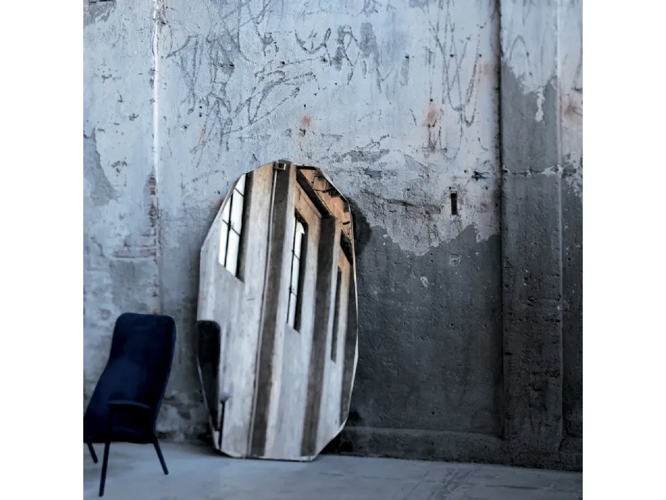 Specchio da terra di forma irregolare Kooh I Noor di Glas Italia