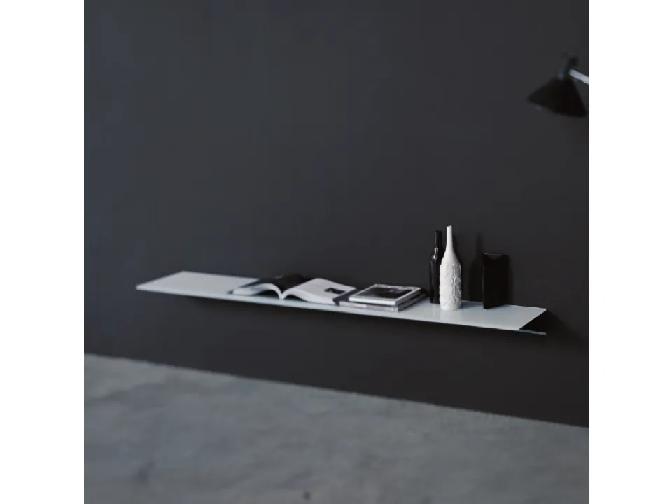 Mensola On in cristallo sorretta da un cuneo in metallo di Glas Italia