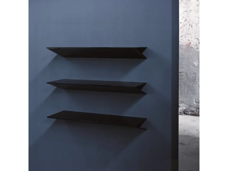 Mensola On in cristallo sorretta da un cuneo in metallo di Glas Italia