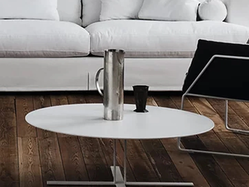 Tavolino in MDF laccato e base in metallo Più di Saba