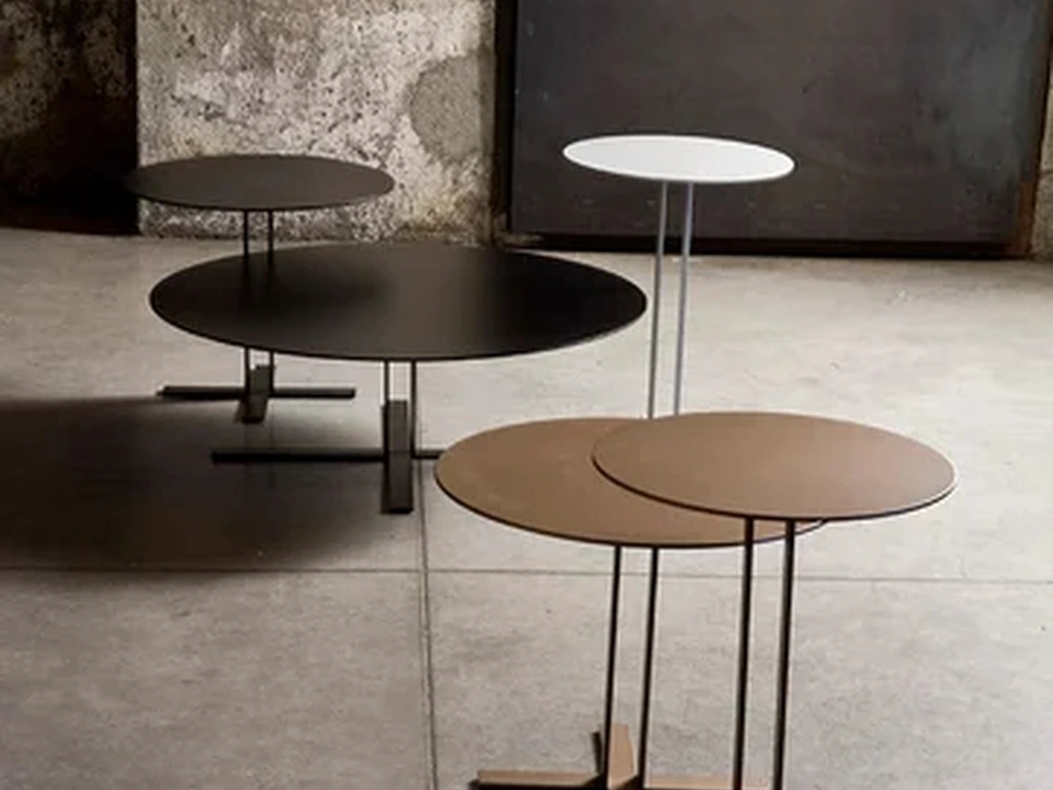 Tavolino in MDF laccato e base in metallo Più di Saba