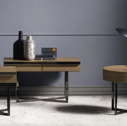 Tavolino Profile Drawers in legno di Noce Canaletto impiallacciato e base in metallo di Bodema