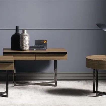 Tavolino Profile Drawers in legno di noce canaletto impiallacciato e base in metallo di Bodema