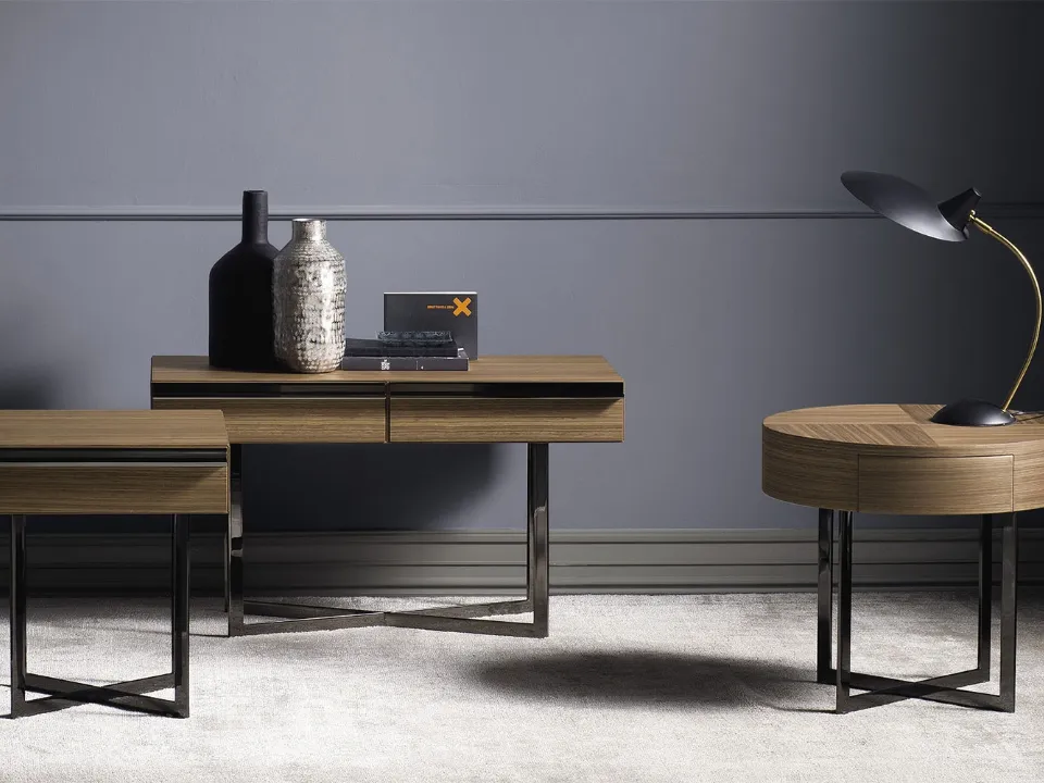 Tavolino Profile Drawers in legno di noce canaletto impiallacciato e base in metallo di Bodema