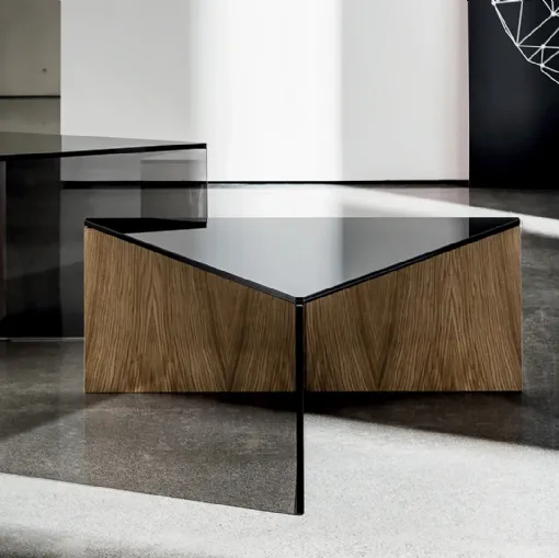 Tavolino Regolo Triangular con top in vetro Nero e base in legno e vetro fumé di Sovet