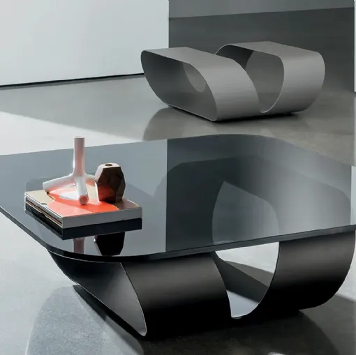 Tavolino di design Ring con top in vetro e struttura in lastra di metallo curvata di Sovet