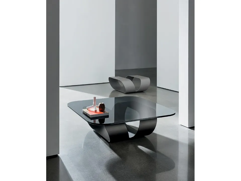 Tavolino di design Ring con top in vetro e struttura in lastra di metallo curvata di Sovet