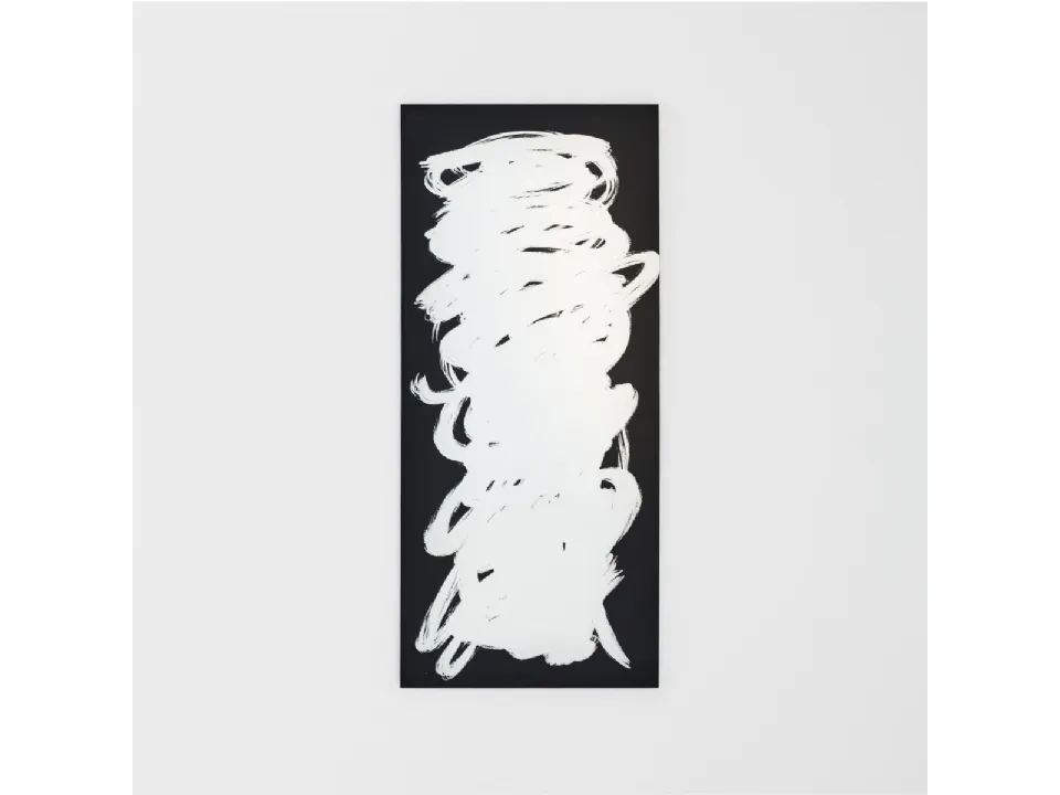 Specchio Scribble caratterizzato da un gesto artistico e ironico come se fosse disegnato a mano libera con un pennello di Glas Italia