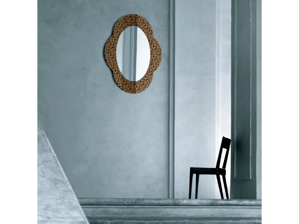 Specchio Settecento in cristallo sagomato con decorazione di Glas Italia