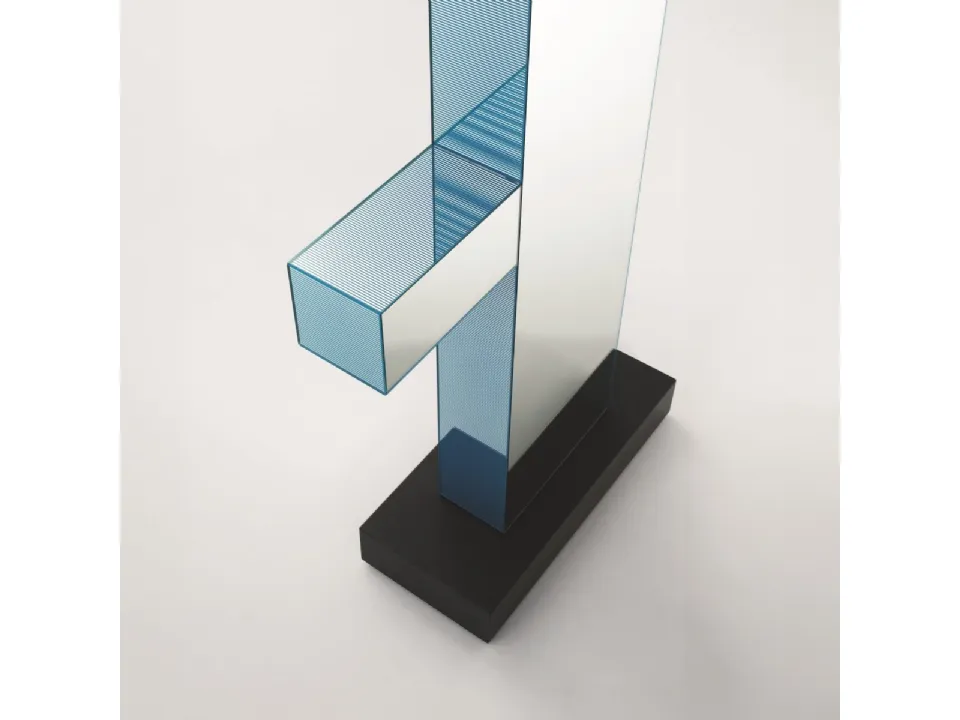 Specchiera a totem Shibam 1 con mensola portaoggetti e basamento in granito nero di Glas Italia