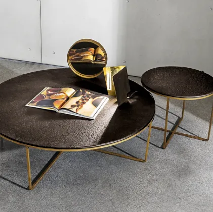 Tavolini Piktor con top in vetro materico con base in metallo laccato ottone brunito di Sovet