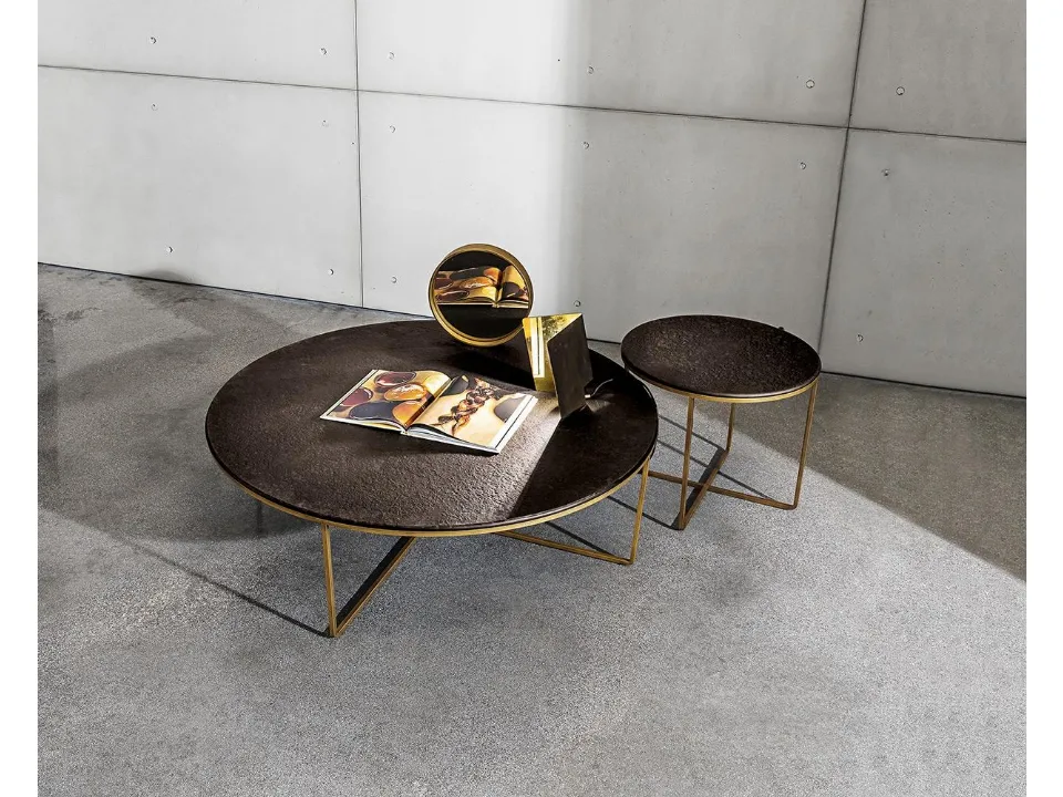 Tavolini Piktor con top in vetro materico con base in metallo laccato ottone brunito di Sovet