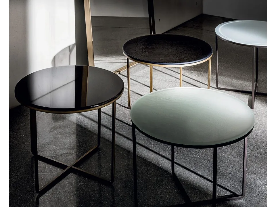 Tavolini Piktor con top in vetro materico con base in metallo laccato ottone brunito di Sovet