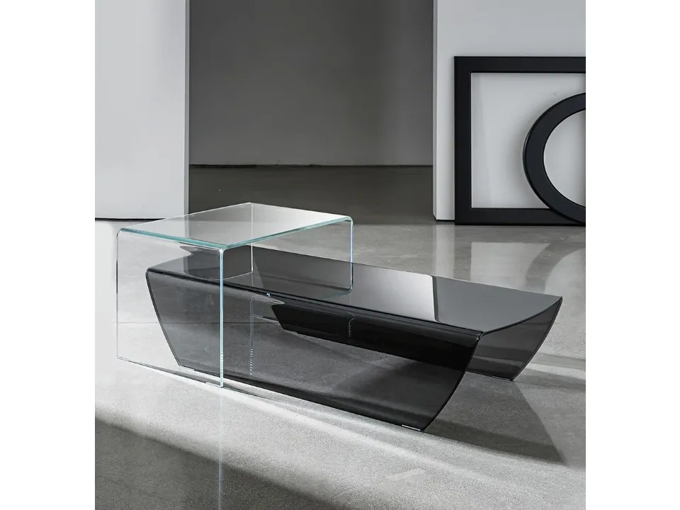 Tavolino di design Taky in vetro curvo trasparente extrachiaro o fumé di Sovet