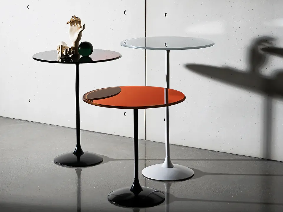 Tavolini Tulip con top rotondo in vetro e base in metallo laccato di Sovet