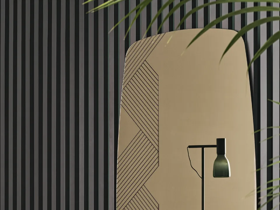 Specchio effetto bronzo con decorazioni Sign di Bonaldo
