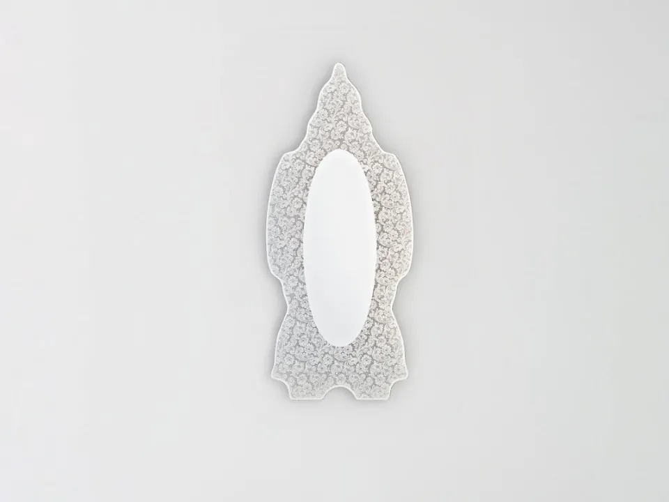 Specchio Spizzo con contorno sagomato decorato con un delicato inserto di pizzo specchiante di Glas Italia