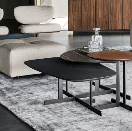 Tavolino Kumo con base in metallo e top in ceramica, legno o metallo di Bonaldo
