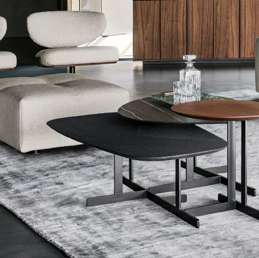 Tavolino Kumo con base in metallo e top in ceramica, legno o metallo di Bonaldo