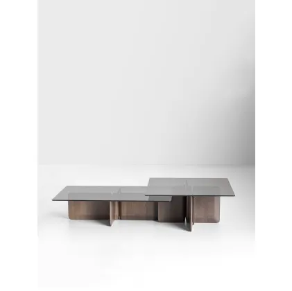 Tavolino Shape con top in vetro e base in legno massello di Potocco