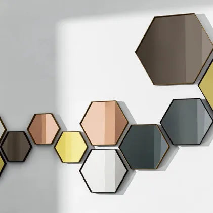 Specchi esagonali con cornice in alluminio Visual Hexagonal di Sovet