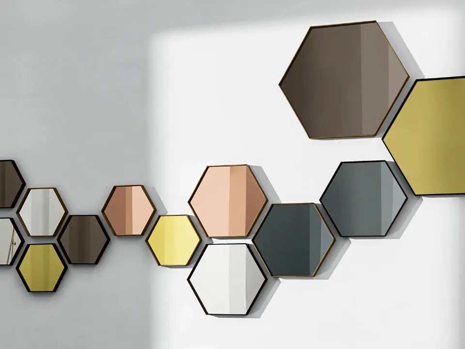 Specchio esagonale con cornice in alluminio Visual Hexagonal di Sovet