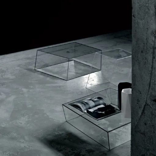 Tavolini Wireframe a forma di parallelepipedi storti in vetro extralight di Glas Italia
