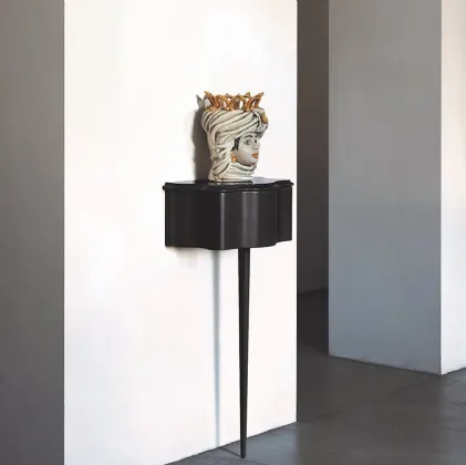 Tavolino contenitore fissato a parete in legno verniciato nero Carlino CM di Zanotta