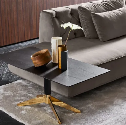 Tavolino Zen Low con piano in frassino spazzolato tinto nero poro aperto con base in alluminio con dettagli ottonati lucidi di Gallotti&Radice