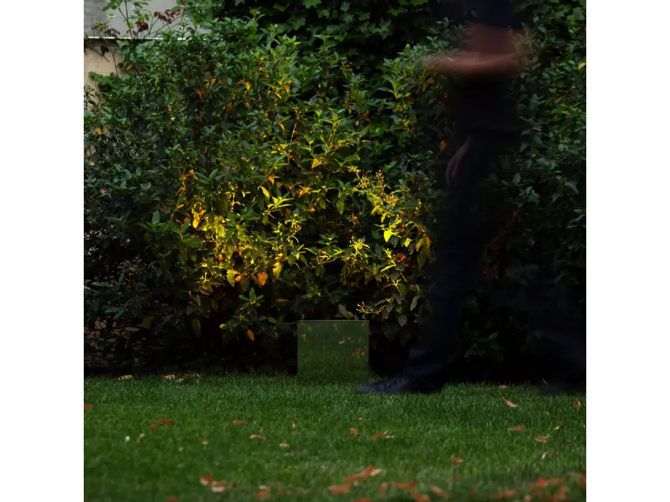 Lampada da esterno resa invisibile dalla riflessione del contesto ambientale sulla superficie a specchio Belladinotte di Davide Groppi