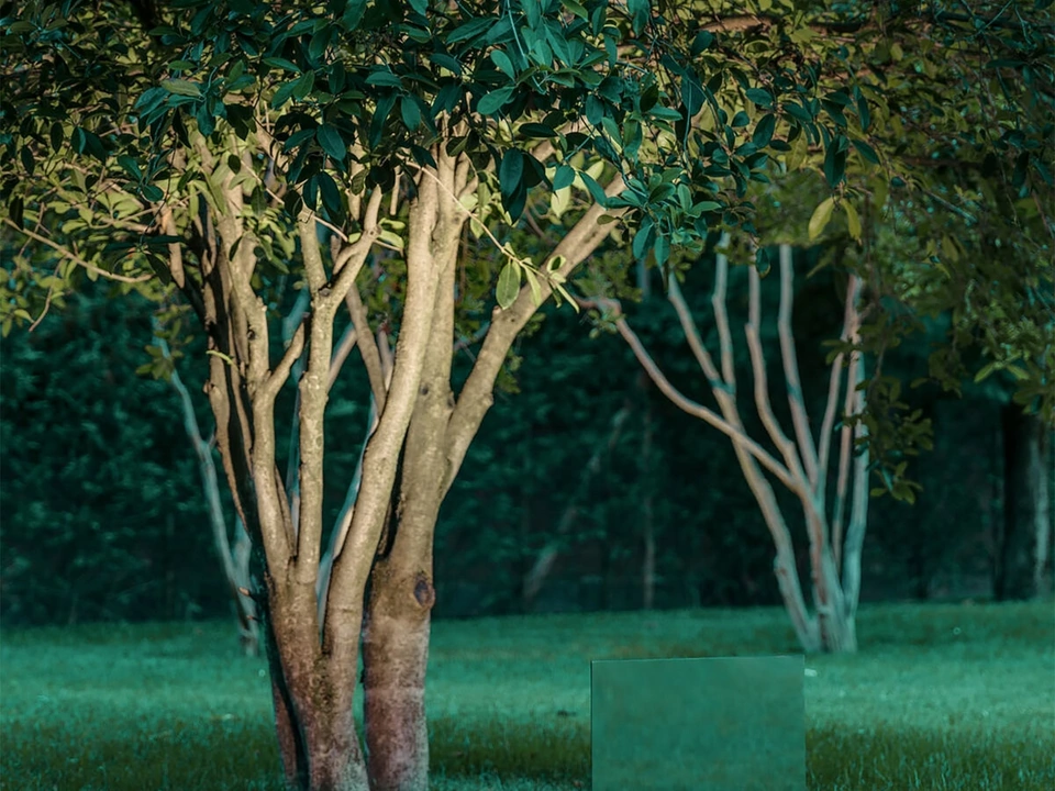 Lampada da esterno resa invisibile dalla riflessione del contesto ambientale sulla superficie a specchio Belladinotte di Davide Groppi