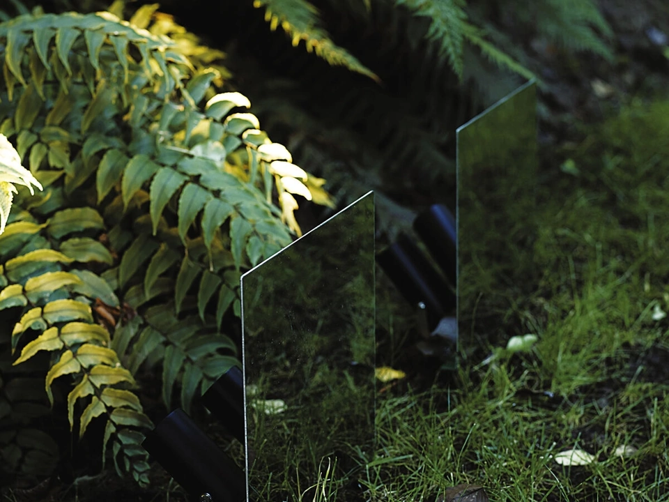 Lampada da esterno resa invisibile dalla riflessione del contesto ambientale sulla superficie a specchio Belladinotte di Davide Groppi