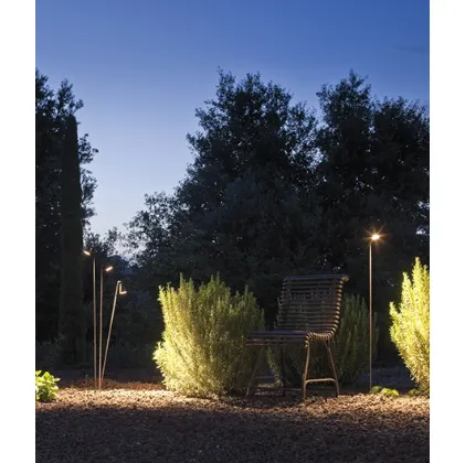 Lampada da esterno che si ispira alle campanule selvatiche Brisa di Vibia