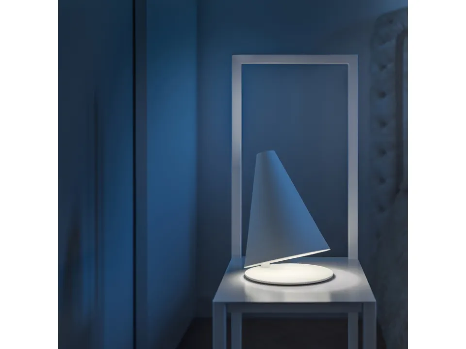 Lampada da tavolo in metallo dalla forma conica di Davide Groppi