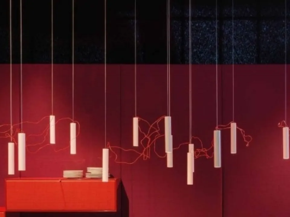 Lampada a sospensione Simbiosi che collega i diodi in serie utilizzando correnti elettriche molto basse e quindi con cavi quasi invisibili di Davide Groppi