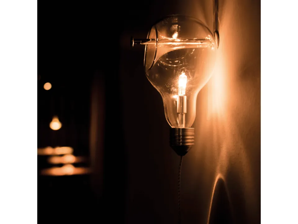 Lampada da parete Edison's Nightmare, una classica lampadina inchiodata al muro di Davide Groppi