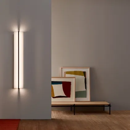 Lampada da parete in vetro opalino soffiato a mano Kontur di Vibia