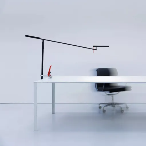 Lampada da tavolo in metallo con braccio regolabile Morsetto di Davide Groppi